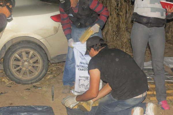 Confirman que es cocaiacutena la droga arrojada en un campo