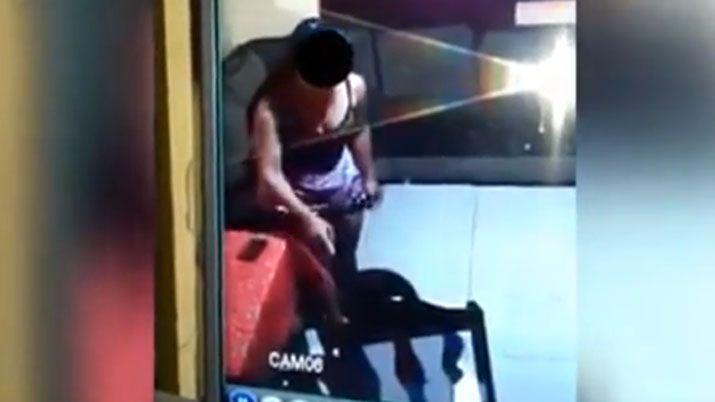 El video en que una nintildeera golpea a dos nenas