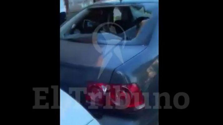 Su ex no cumpliacutea con la cuota alimentaria y ella le destrozoacute el auto a martillazos