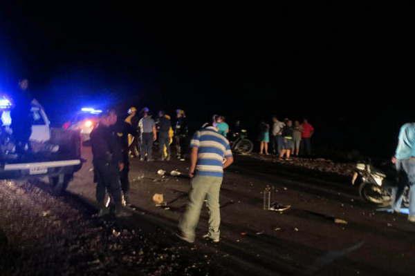 Tres personas y un bebeacute en gestacioacuten mueren en choque frontal de motos