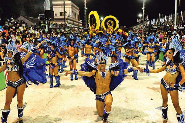 Los carnavales de Gualeguaychuacute y la Quebrada de Humahuaca atraen a miles de turistas