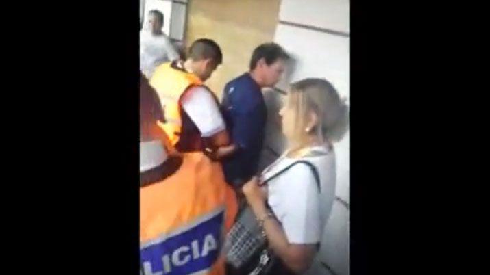 Video- pervertido fue detenido mientras se masturbaba sobre otra pasajera