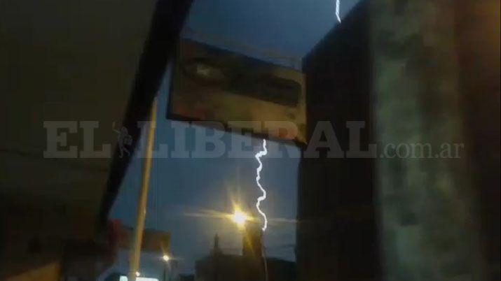 La furia de un rayo sobre Santiago del Estero
