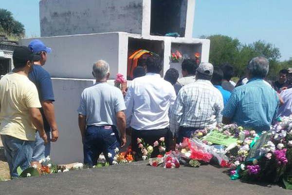 Escenas conmovedoras en la despedida  de los restos del cabo Luis Robledo