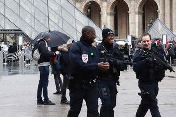 El atacante del Louvre se recupera y se espera que pueda declarar