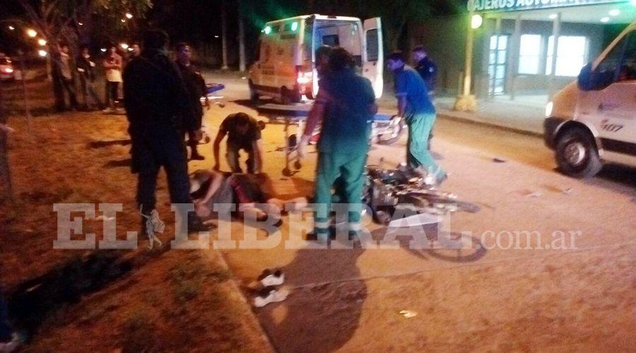 Terrible choque de motos en Av Madre de Ciudades