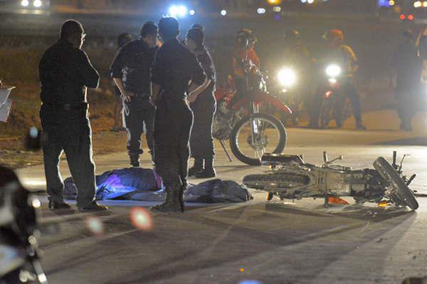 Muere sexagenaria y joven sobrevive en terrible choque frontal de motos