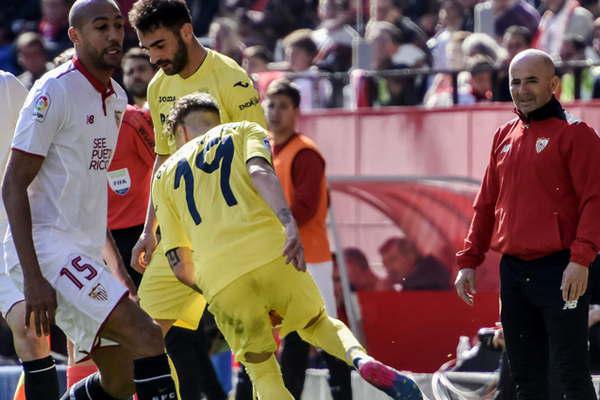 Sevilla perdioacute dos puntos y se aleja del uacutenico liacuteder