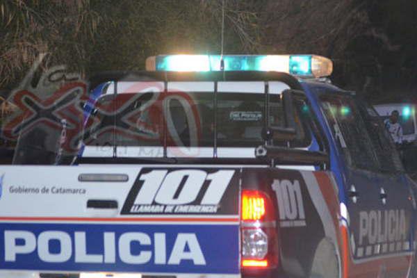 Fue detenido por golpear salvajemente a su madre y atrincherarse en la casa