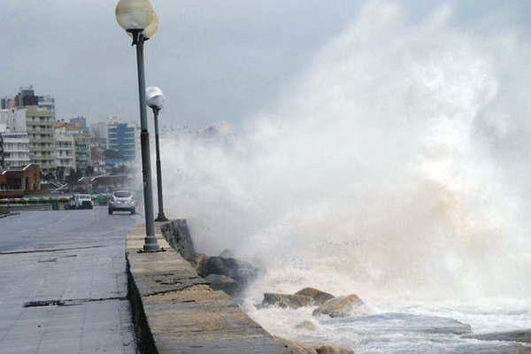 Santiaguentildeos vivieron un domingo de miedo por feroz temporal que sacudioacute a Mar del Plata