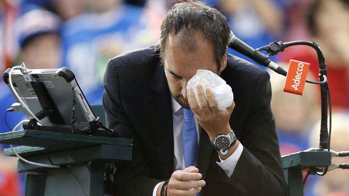 Se enojoacute por perder un punto y le reventoacute el ojo al juez de un pelotazo