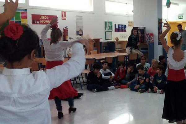 Brindan clases de danzas aacuterabes y baile flamenco