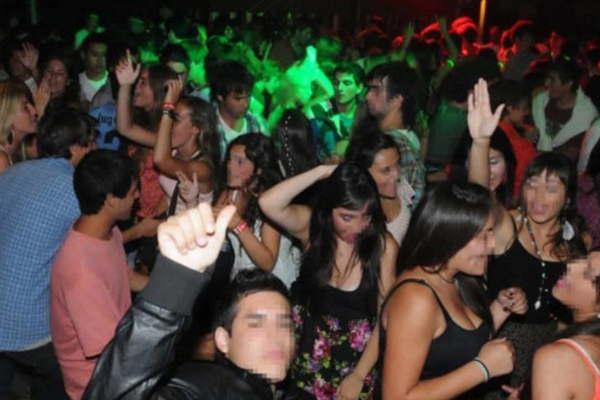 Clausuran fiesta clandestina con maacutes de 400 personas