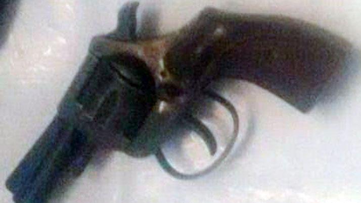 Una mujer encontroacute un revoacutelver en el patio de su casa