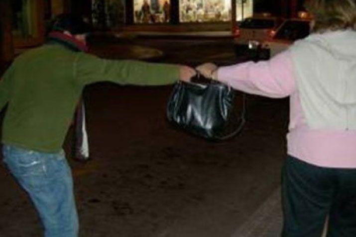 Malvivientes la voltearon de su moto por arrebatarle su cartera