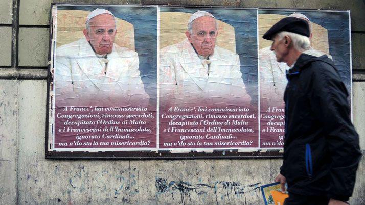 Investigan una campantildea con afiches contrarios al papa Francisco