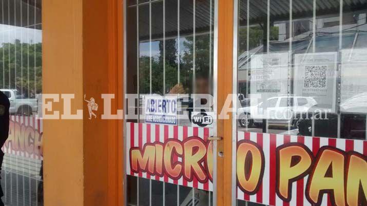 El nene dentro del local