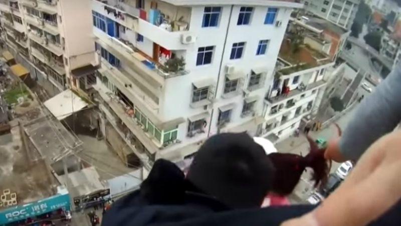 Salva a su esposa suicida de los pelos