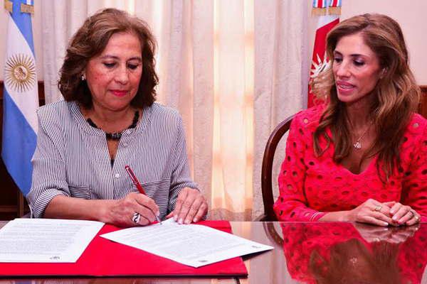 La gobernadora firmoacute convenio con la Unse para la capacitacioacuten de empleados puacuteblicos