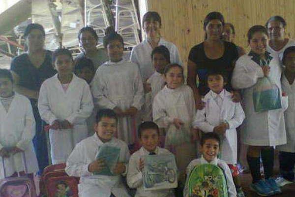 Caacuteritas Parroquial entregaraacute uacutetiles escolares a alumnos  de escasos recursos