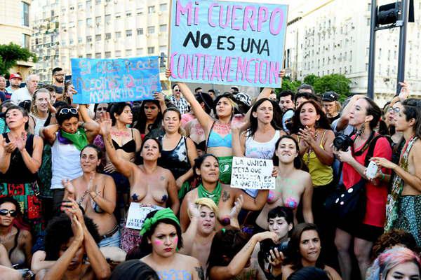 Con un tetazo miles de mujeres pidieron soberaniacutea sobre sus cuerpos