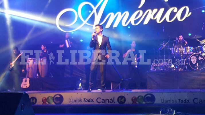 El cantante chileno cumplió y cantó una chacerera