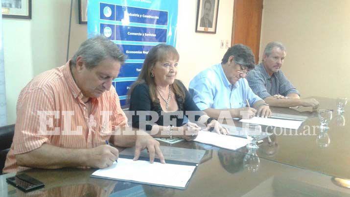 Las autoridades firman el acuerdo con los representantes de las papelerías