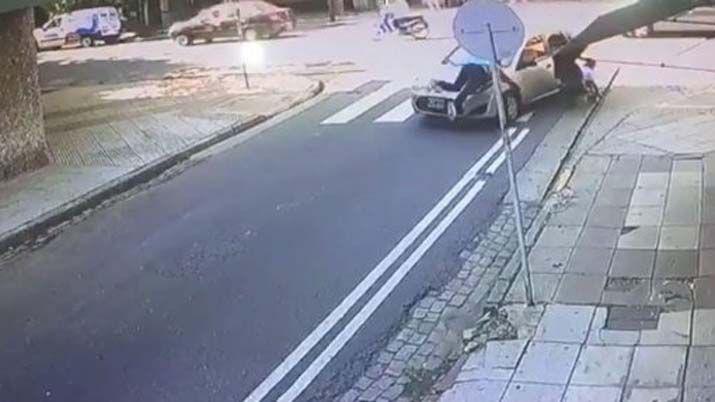 Una mujer fue embestida por un auto cuando llevaba el cochecito de su hijo