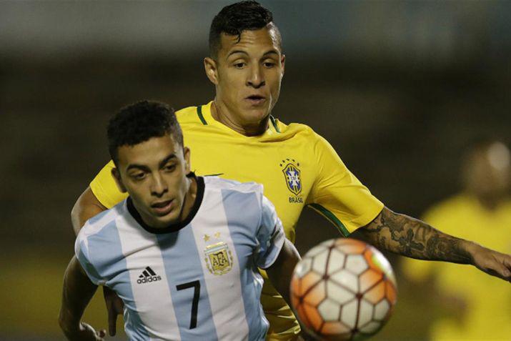Lucas Rodríguez y Guilherme luchan por la pelota