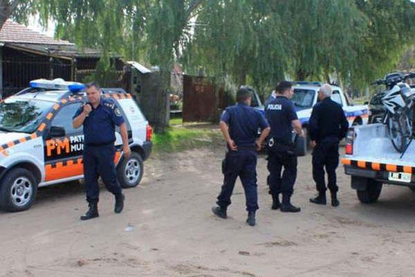 Mujer policiacutea matoacute a su esposo un oficial y luego se pegoacute un tiro en la cabeza