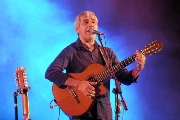 Peteco Carabajal- No me quiero encasillar en decir que mis canciones son testimoniales