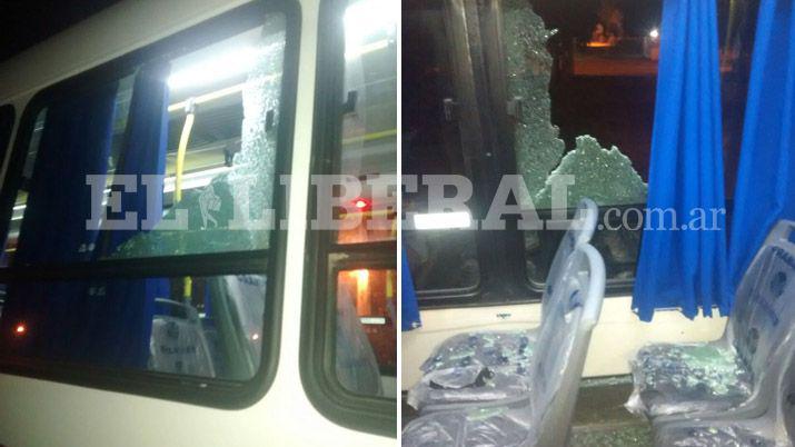 Vandlico ataque a colectivo de la línea 21