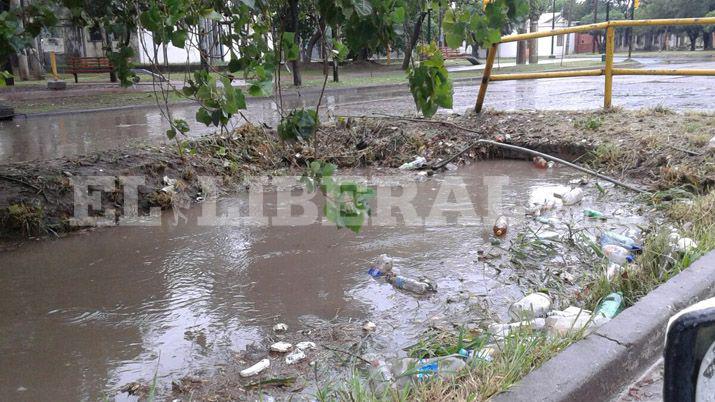 Cayeron 70 miliacutemetros durante la madrugada y Santiago continuacutea en alerta