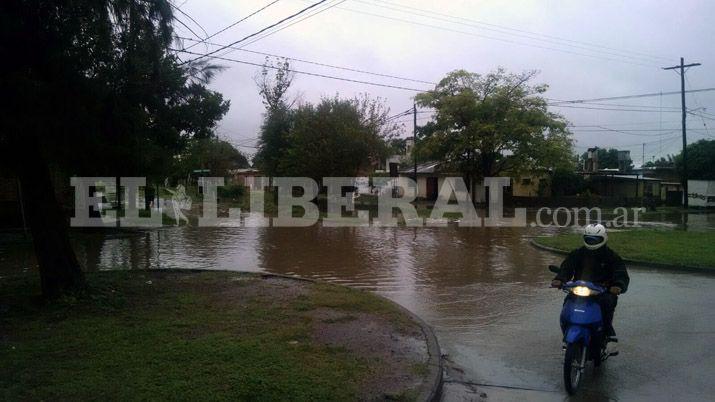 Los canales y acequias rebalsaron