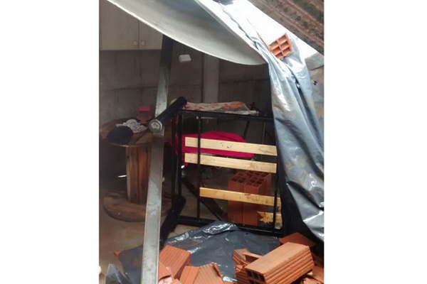 Por el fuerte temporal se asistieron  a maacutes de 70 familias por filtraciones 