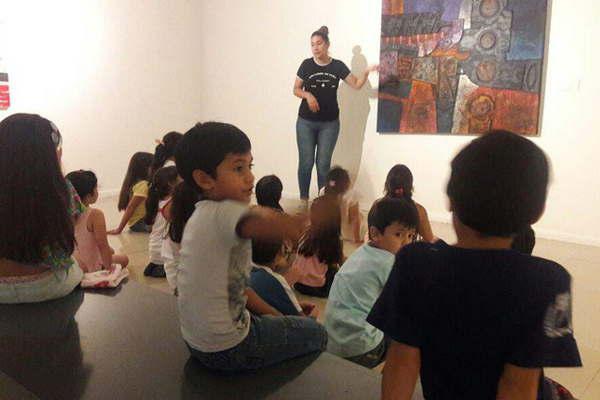 Finaliza esta tarde el taller infantil Pequentildeos Murales en el CCB