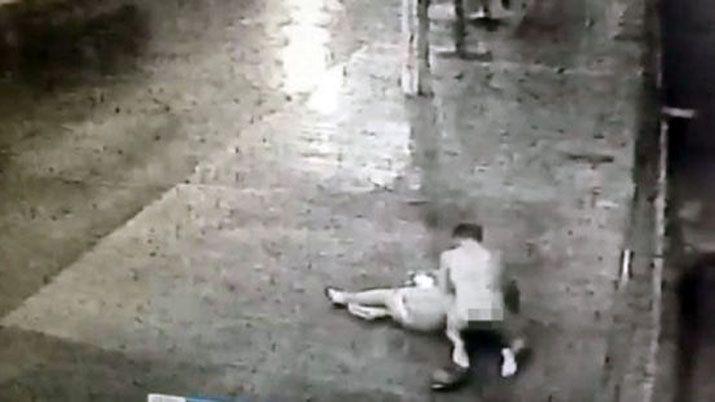 Impactante video- un hombre desnudo golpeoacute salvajemente a una mujer