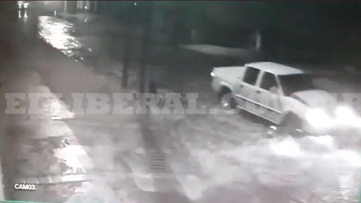 Video- embistioacute y abandonoacute a tres peatones en medio de la tormenta