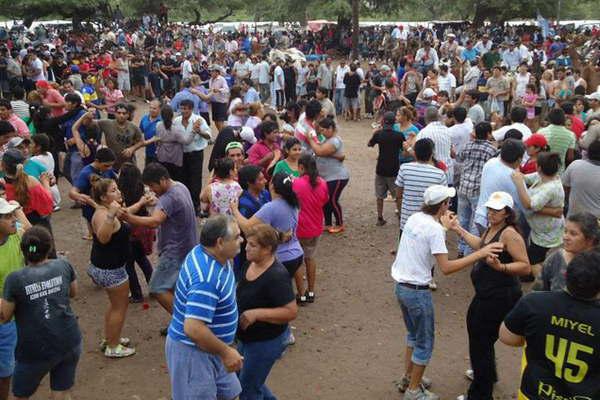 La tradicional fiesta de las Trincheras de Carnaval se realizariacutea el 26 de febrero en la ciudad de Fernaacutendez