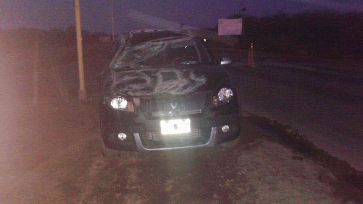 Cuatro personas resultaron con lesiones tras volcar su auto