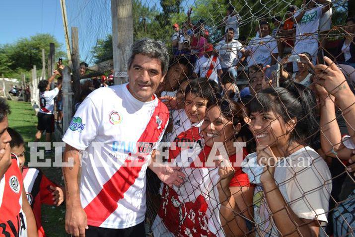 Ariel Ortega recibió el cariño de los añatuyenses y de fnaticos llegados de Chaco y de Santa Fe