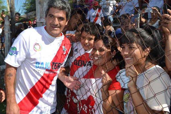 Ariel Ortega deleitoacute a la gente con su magia y su carisma