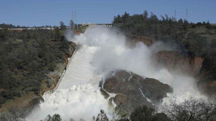 California- evacuan a 200 mil personas por riesgo de desborde de una represa
