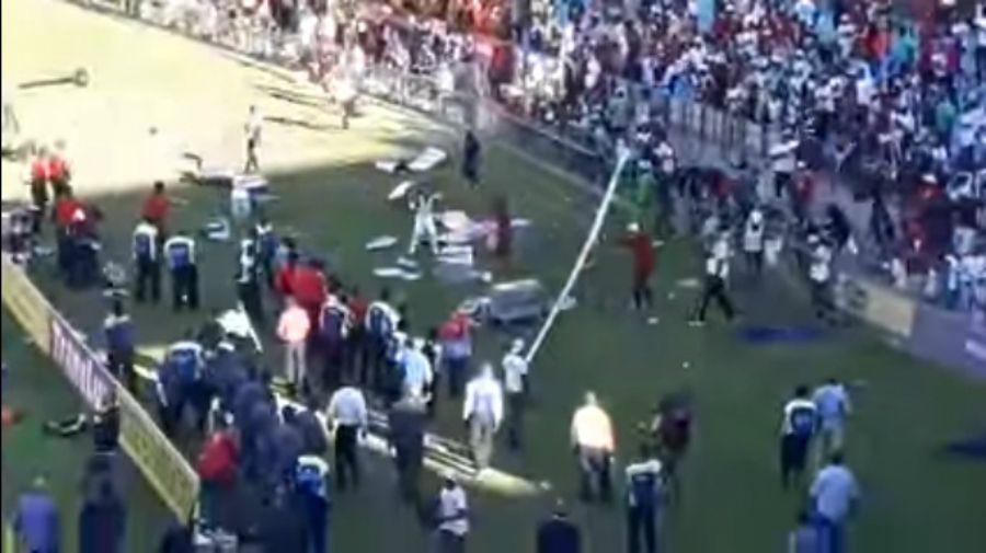 Hinchas invadieron la cancha porque su equipo perdiacutea 6 a 0