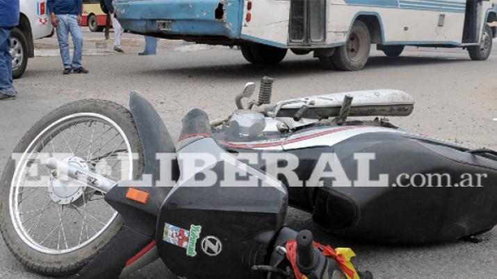 Choque de colectivo y moto dejó una mujer herida Foto- Archivo