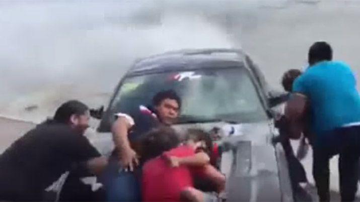 Un piloto perdió el control de su Mustang y atropelló a seis personas