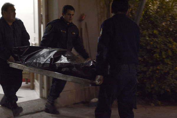 Cayoacute en una alcantarilla y murioacute aplastado por  el tractor en el que se conduciacutea hacia una finca 