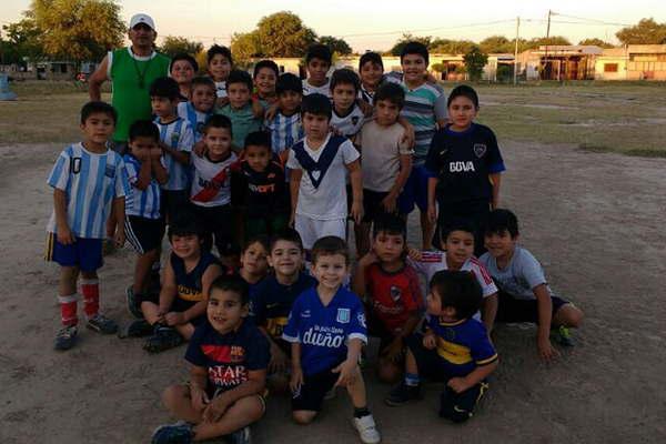 La escuela de fuacutetbol infantil Los Termentildeitos inicioacute sus actividades 