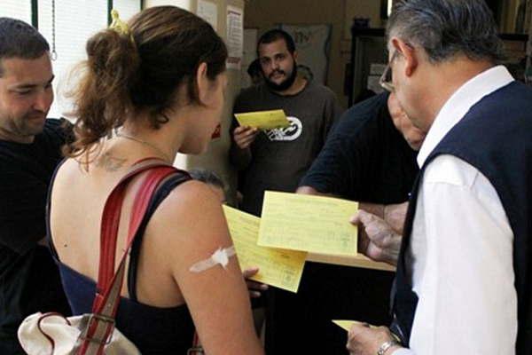 Si se agrava el escenario epidemioloacutegico en Brasil podriacutean comenzar a exigir el certificado de vacunacioacuten