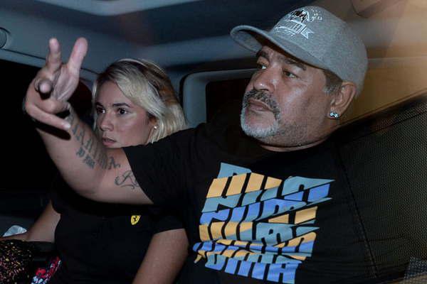 Diego Maradona casi se agarra a las pintildeas con un periodista EN Espantildea